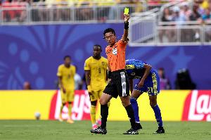 东体：马宁执裁颇为沉稳，从判罚决定到现场沟通等细节体现专业性