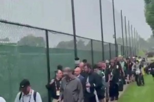 由于雷暴天气，西班牙队决赛前的最后一次训练被迫暂停视频封面